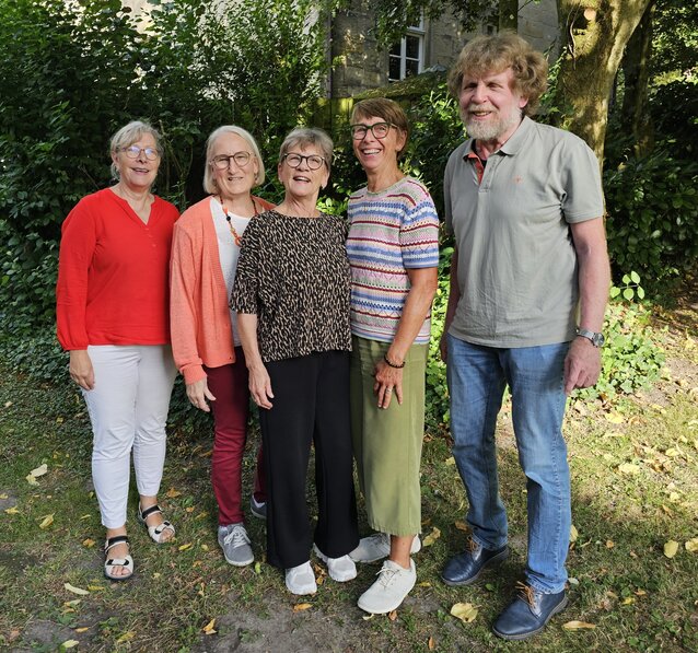 Das Foto zeigt vier Frauen und einen Mann, die nebeneinander im freien stehen und den Vorstand der Hospizbewegung bilden. Vorstand der Hospizbewegung Nottuln