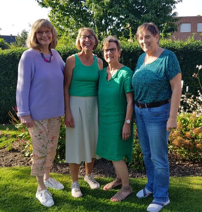 Das Team, das den Schaukasten bestückt.