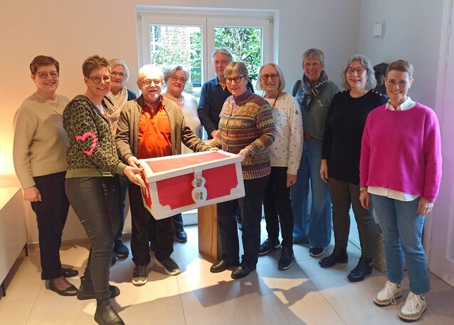 Das Foto zeigt das Team von "Hospiz macht Schule". Sie zeigen eine rot Box, aus der die Kinder morgens die Materilien für den Tag nehmen dürfen.. Das Team des Projekts "Hospiz macht Schule"